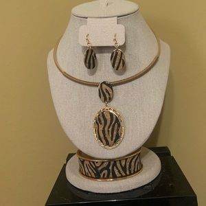 Fashion necklace w/ bracelet and pair of earrings